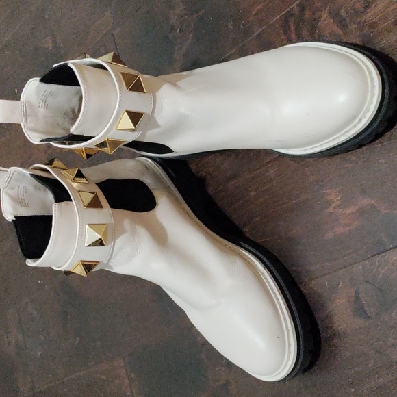 MICHAEL Kors Stark Pyramid Studs Chelsea Booties Size 10 - Picture 2 of 5